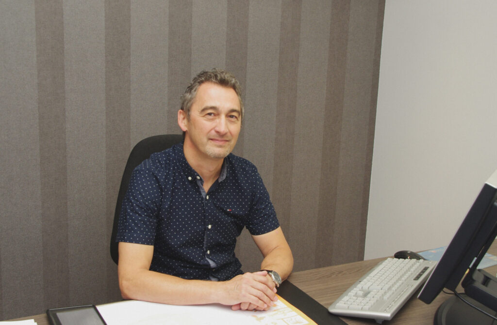 dokter zit aan bureau